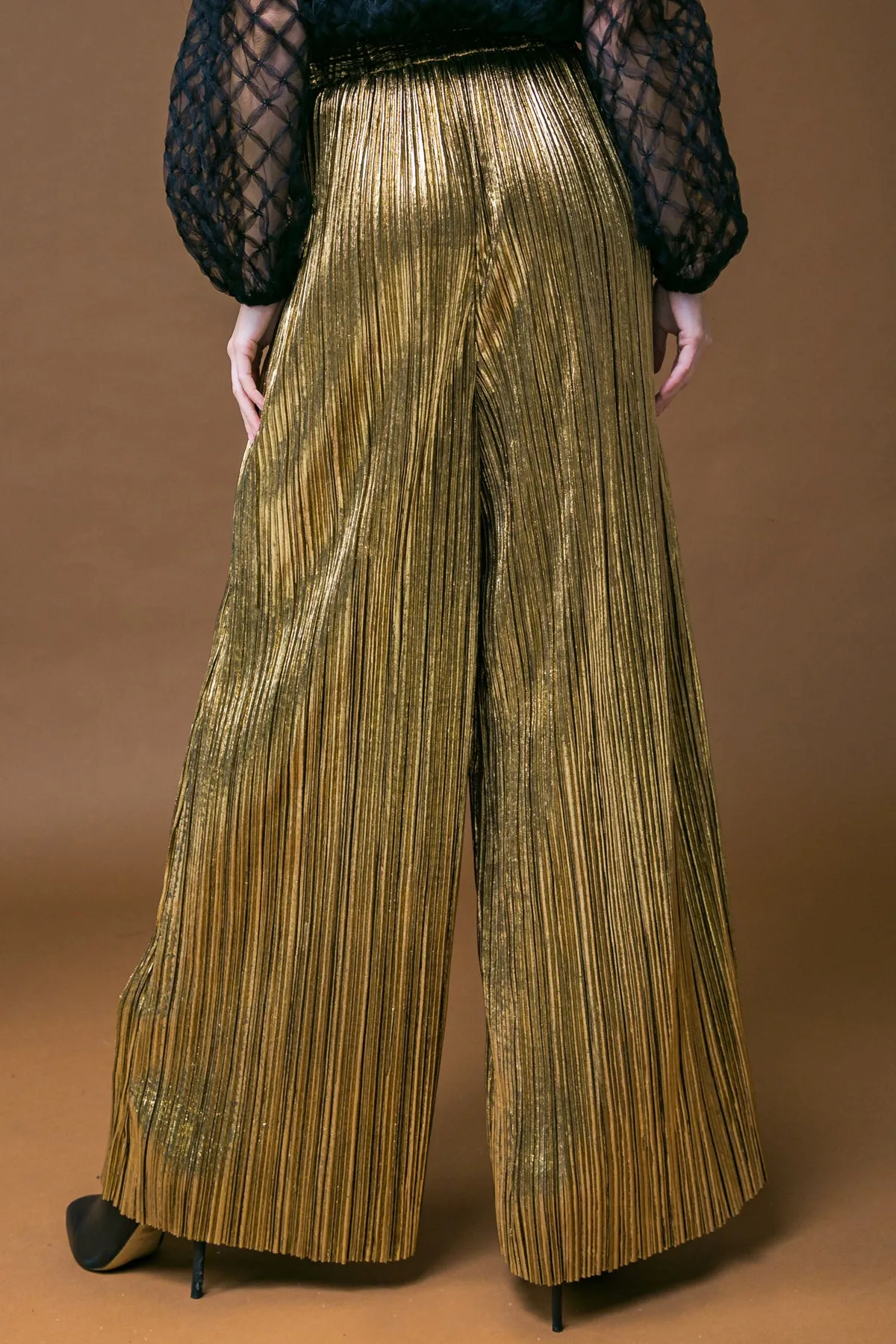 METALLIC PLEATED PANTS