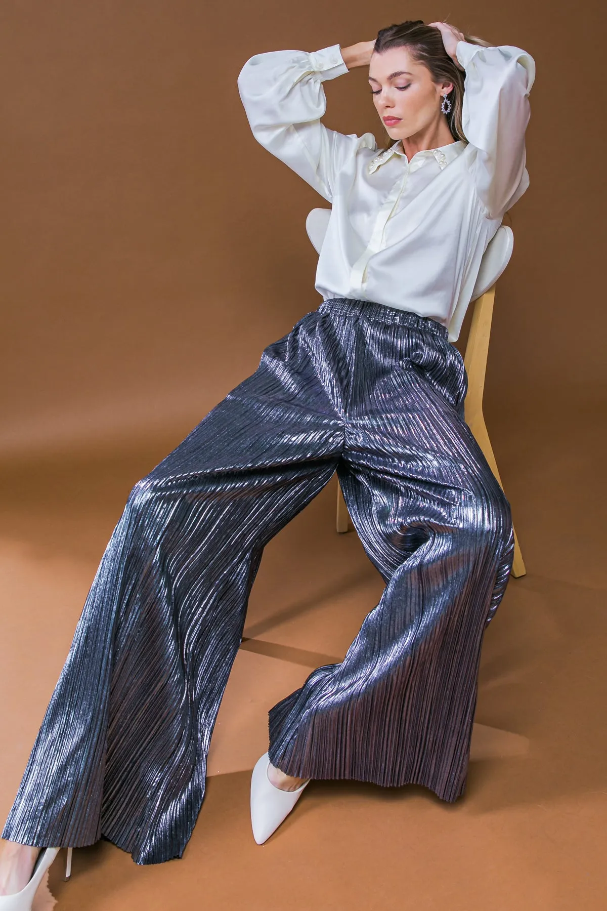 METALLIC PLEATED PANTS