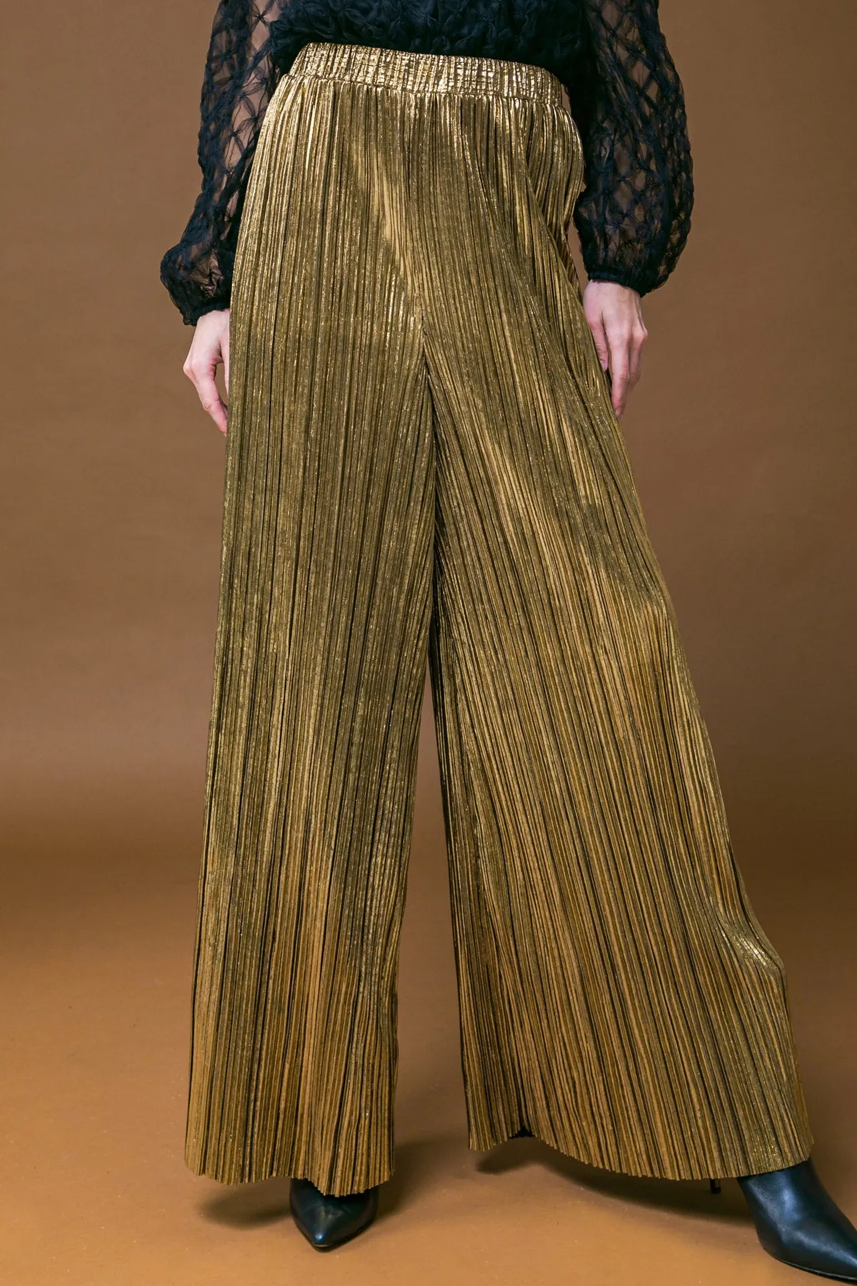 METALLIC PLEATED PANTS